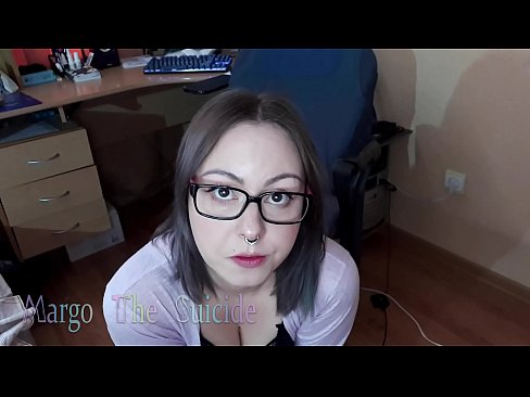 ❤️ Σέξι κορίτσι με γυαλιά πιπιλίζει Dildo βαθιά στην κάμερα ❤️❌ Γαμημένο βίντεο ❌❤
